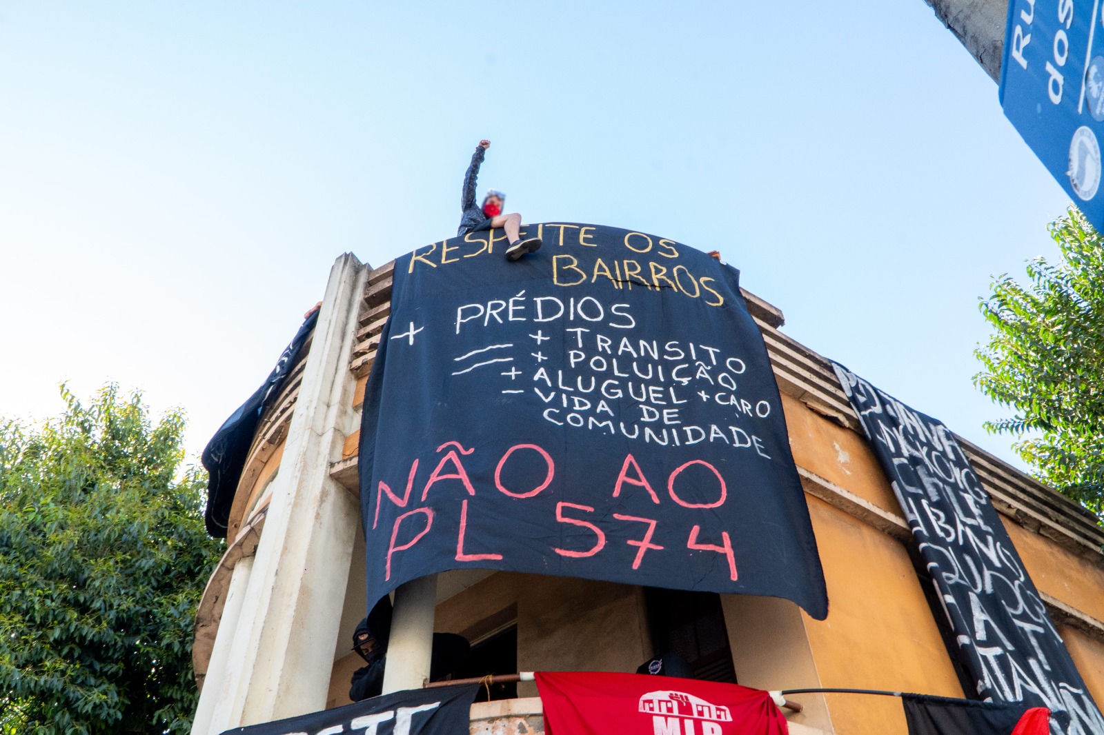 1º DIA DA RESISTÊNCIA CONTRA O DESPEJO DA KASA INVISÍVEL – A força da comunidade impede o desalojo no Dia da Habitação